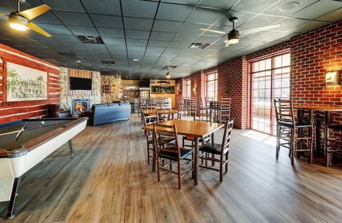 Moline Hotel | 3 Suites | Stoney Creek Hotel w/Pool Access | 0.7 mi to Mississippi Riverfront