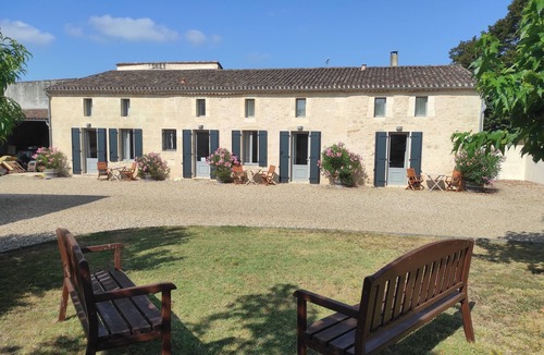 Puisseguin Cottage | 3 The Courtyard 4 Star Vineyard Gite