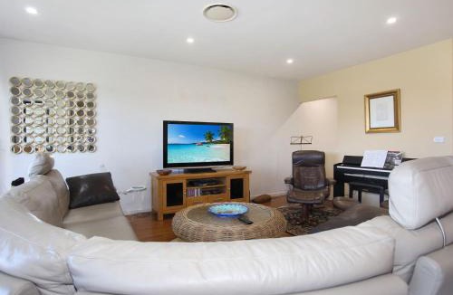 Tea Gardens House | 3 The Pier on The Myall River