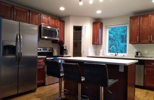 Renton House | ★ 3 Townhomes with Smart TV & Blackout Curtains