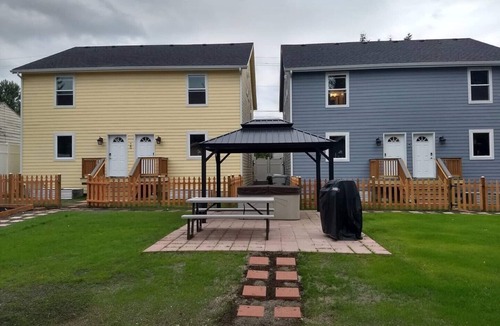 Renton House | ★ 3 Townhomes with Smart TV & Blackout Curtains