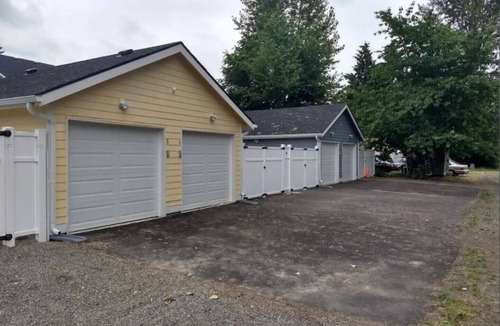 Renton House | ★ 3 Townhomes with Smart TV & Blackout Curtains