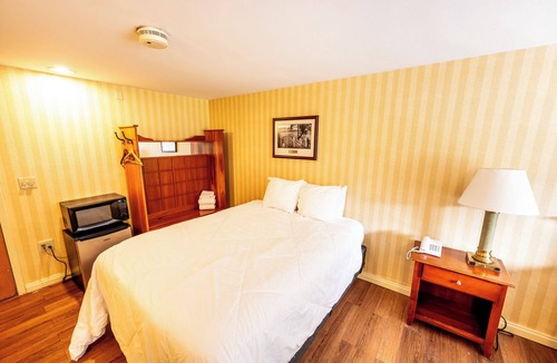 Shawnee On Delaware Hotel | 3 Units | Charming Mountain Hideaway | Relax in Style Surrounded by Nature Views