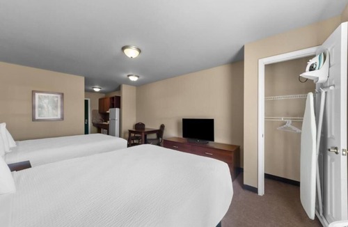 Pleasanton Hotel | 3 Units | Pleasanton, TX Stay with Kitchen