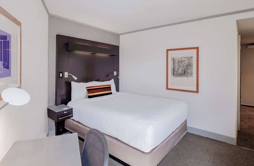 East Cambridge Hotel | 3 Units | Queen Beds | Close to Cambridge Sights