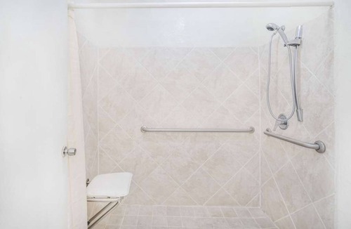 Lookout Valley Neighborhood Association Hotel | 3 Units with Free Parking, Near Ruby Falls, Pets Allowed! Seasonal Pool!