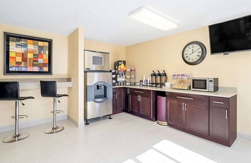 Lookout Valley Neighborhood Association Hotel | 3 Units with Free Parking, Near Ruby Falls, Pets Allowed! Seasonal Pool!