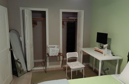 Fairfax House | 30+ Day Flexible and Temporary Housing. -King Sized Bed. -Home Office.