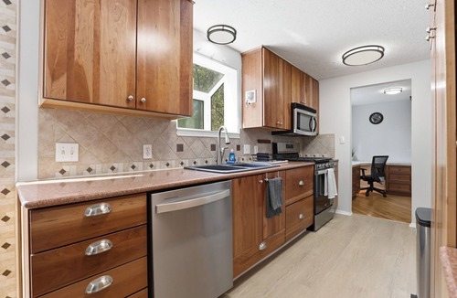 Fredericksburg House | 30+ day stay. Move-in ready! Utilities included