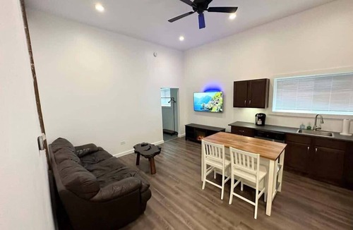 Fox Valley Apartment | 30 min to Chicago|2 TVs |Fireplace |W/D|Parking