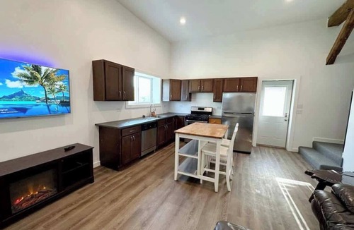 Fox Valley Apartment | 30 min to Chicago|2 TVs |Fireplace |W/D|Parking