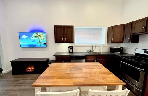 Fox Valley Apartment | 30 min to Chicago|2 TVs |Fireplace |W/D|Parking