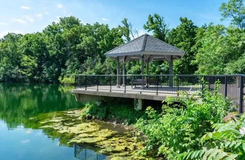Fox Valley Apartment | 30 min to Chicago|2 TVs |Fireplace |W/D|Parking