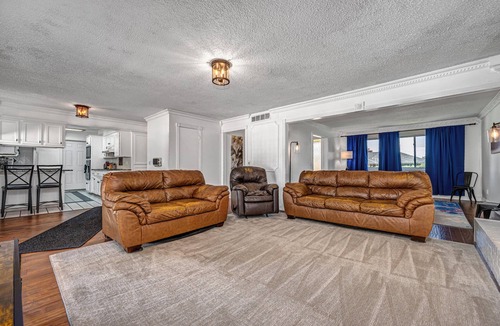 Midwest City House | 30 min to OU! Spacious 5 bedroom home with Private Pool and Hot Tub