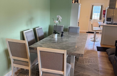 Winter Gardens House | 30 minutes away to beaches or mountains, and pet friendly!