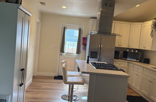 Winter Gardens House | 30 minutes away to beaches or mountains, and pet friendly!