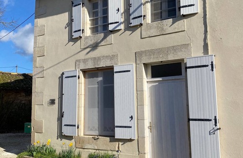 Rom House | 30 minutes from Futuroscope, lovely fully-equipped country gîte.