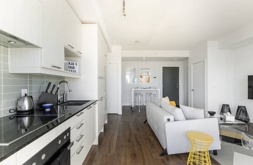 Toronto Entertainment District Condo | 30 Nelson St., Unit 2705 · Stunning 1BR Condo in Financial District + Parking