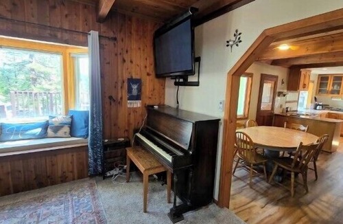Weed House | 30 Night Minimum, Shasta View Villa