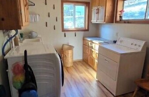 Weed House | 30 Night Minimum, Shasta View Villa