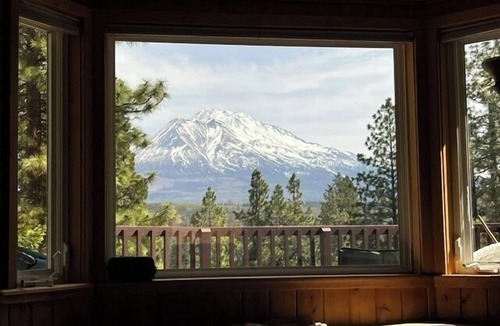 Weed House | 30 Night Minimum, Shasta View Villa