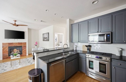 Oak Lawn Villa | 30% Off - 3 Bed Townhome- Oak Lawn - Pet Friendly