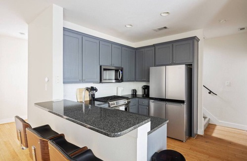 Oak Lawn Villa | 30% Off - 3 Bed Townhome- Oak Lawn - Pet Friendly