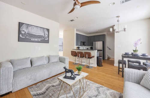 Oak Lawn Villa | 30% Off - 3 Bed Townhome- Oak Lawn - Pet Friendly