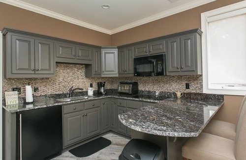 Greensboro House | 30% off until June, Elevator, Lake Front, Pool, Pontoon, Theater, Fire Pit, WOW