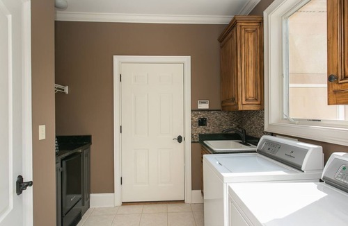 Greensboro House | 30% off until June, Elevator, Lake Front, Pool, Pontoon, Theater, Fire Pit, WOW