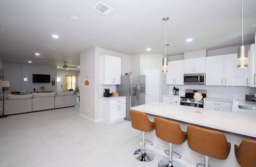 Conroe House | 30% OFF Zen Estates Townhome - 3Br Modern Retreat Near Lake Conroe & Woodlands!