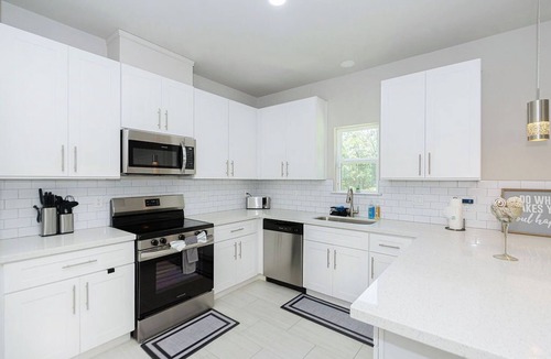Conroe House | 30% OFF Zen Estates Townhome - 3Br Modern Retreat Near Lake Conroe & Woodlands!