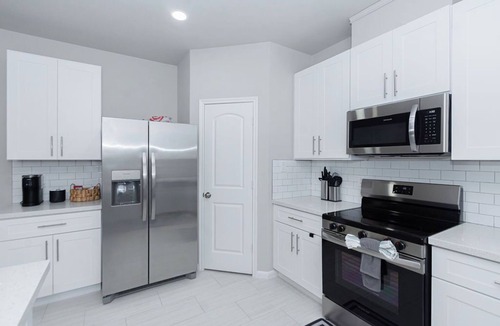Conroe House | 30% OFF Zen Estates Townhome - 3Br Modern Retreat Near Lake Conroe & Woodlands!