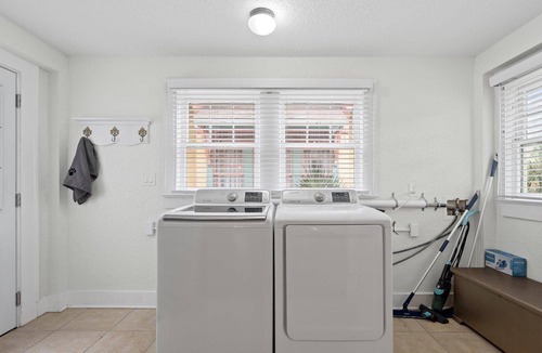 Riverside Ski Chalet | 30 Seconds to Bars! l 3bd 2 bath l Private