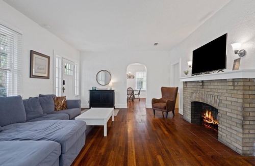 Riverside Ski Chalet | 30 Seconds to Bars! l 3bd 2 bath l Private