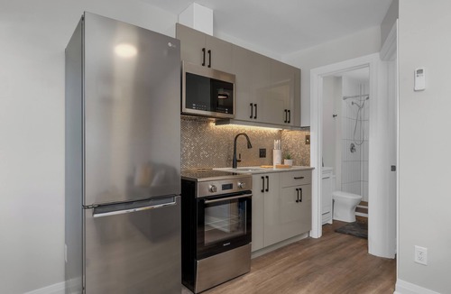 Wasaga Beach Apartment | 30 seconds to the beach.Family sized 2 bedroom suites