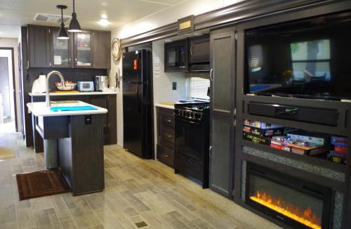 Cascade House | 300 feet from Payette river