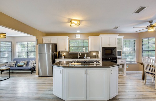Kingston House | 300 Feet to Lake Texoma: Modern Home w/Deck!