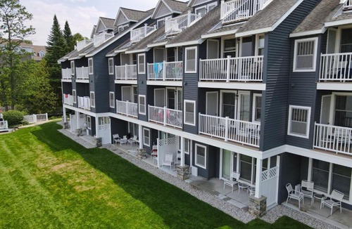 Traverse City House | 300 North Shore Inn