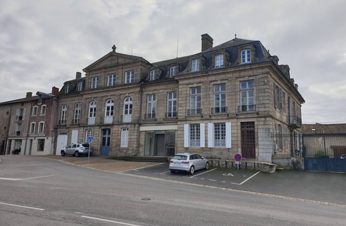 Chateauponsac House | 300 year old historic monument chateau