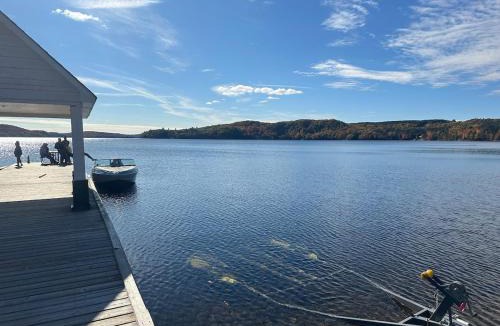 Dwight House | 3000SF Modern Cottage, Muskoka