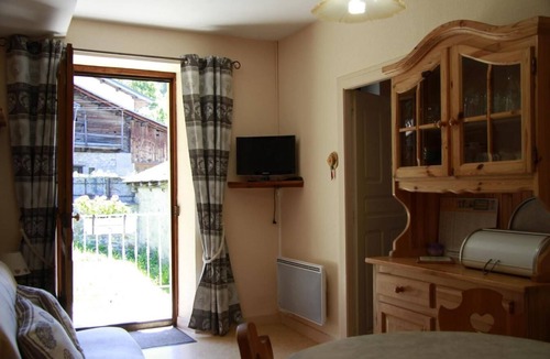 Areches Apartment | 300m from resort center, 1st floor, view mountain, balcony, parking, tv, ski locker, 42m²