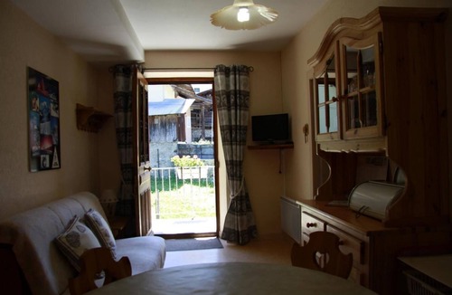 Areches Apartment | 300m from resort center, 1st floor, view mountain, balcony, parking, tv, ski locker, 42m²