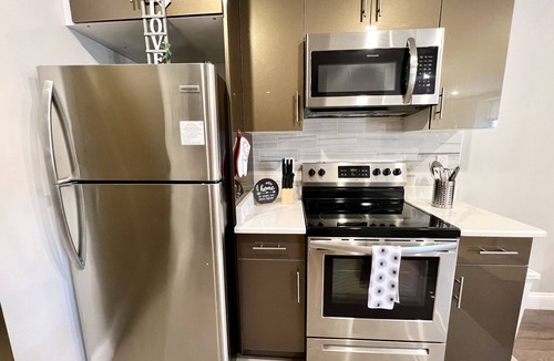 Logan Square Apartment | 302 Comfy Cabin 1BR apartment in center city of Philadelphia . Pet-Friendly!