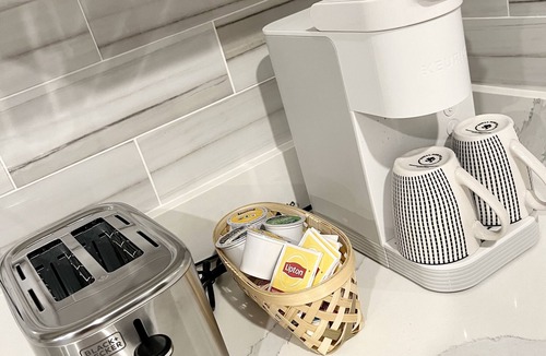 Logan Square Apartment | 302 Comfy Cabin 1BR apartment in center city of Philadelphia . Pet-Friendly!