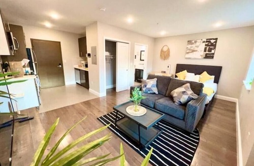 Logan Square Apartment | 303 Cozy and modern 1BR apartment in center City