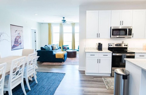 Forest Condo | 305 | Kevin - 1300 Stoney Ridge · Beautiful King Bed Master 2-Bed 2-Bath Condo