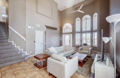Las Cruces House | 3061 Chippewa Summit