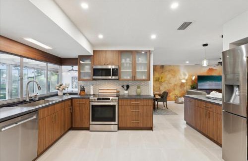 Venetian Way House | 307 Brightwaters Dr