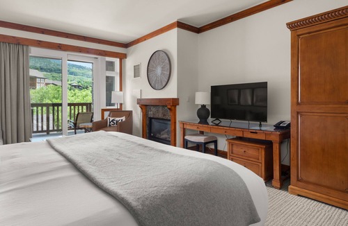 Stowe Area Cabin | #309 | Studio | Main St | 3rd floor | Spruce Peak & Village Views!